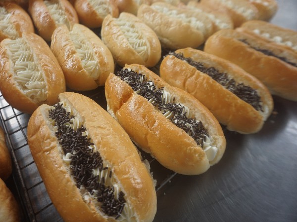 ขนมปังผ่าไส้ต่างๆ (กลาง)