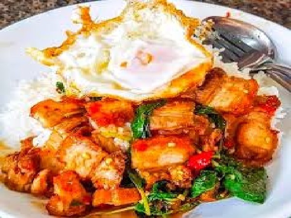ข้าวกะเพราหมูกรอบไข่ดาว