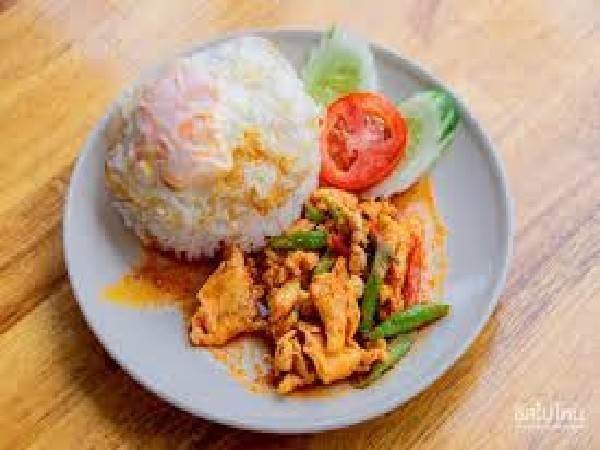 ข้าวพริกแกงไก่ไข่ดาว